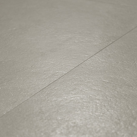 Un azulejo beige liso y ligeramente texturizado forma una superficie plana, llenando el marco con una costura sutil visible en d