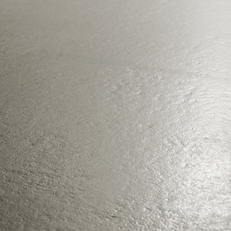 Un azulejo gris liso tiene una superficie texturizada sutil, que proyecta reflejos suaves en un ambiente bien iluminado, evocand
