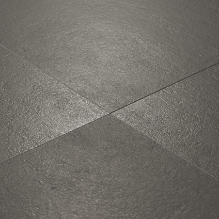 Los azulejos con textura de color gris oscuro están dispuestos en un patrón de cuadrícula que se cruza, mostrando un acabado de 