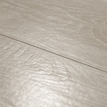 Los azulejos con textura de madera de color beige claro forman una superficie perfecta. Presenta patrones de vetas sutiles, que 