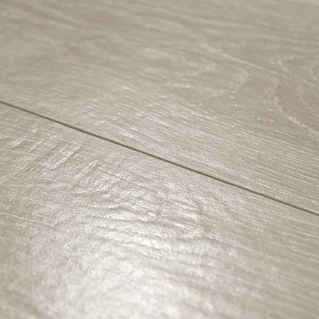 Los azulejos con textura de madera de color beige claro forman una superficie perfecta. Presenta patrones de vetas sutiles, que 
