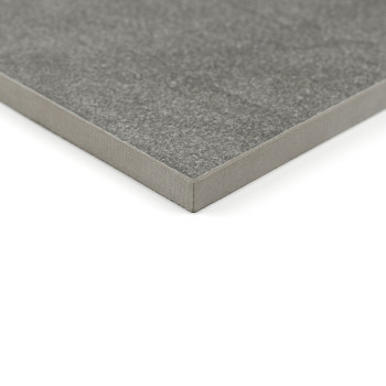 Um revestimento cerâmico quadrado, cinza e de superfície lisa repousa sobre um fundo branco, destacando sua espessura e bordas l