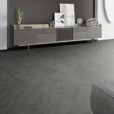 Piso de cerâmica cinza com padrões lineares sutis se espalha por uma sala de estar moderna. Ao fundo, um elegante armário contém