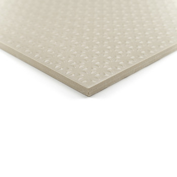 Un carreau carré beige repose sur un fond blanc, affichant un motif géométrique en relief sur sa surface lisse.