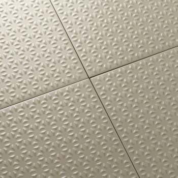 Os azulejos bege exibem um padrão contínuo em relevo em forma de estrela, perfeitamente alinhado em uma formação de grade, crian