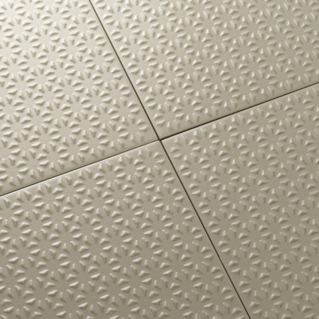 Os azulejos bege exibem um padrão contínuo em relevo em forma de estrela, perfeitamente alinhado em uma formação de grade, crian