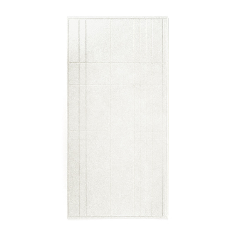 Un azulejo cerámico rectangular presenta un patrón geométrico con sutiles líneas verticales y horizontales en relieve, creando u