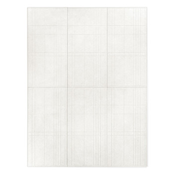 Un azulejo cerámico rectangular presenta un patrón geométrico con sutiles líneas verticales y horizontales en relieve, creando u