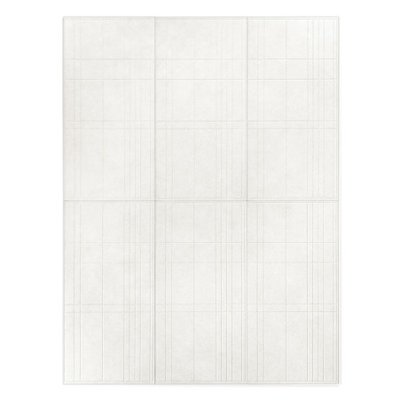 Los mosaicos blancos muestran líneas de cuadrícula delgadas y sutiles, creando rectángulos tenues. El patrón es minimalista y en