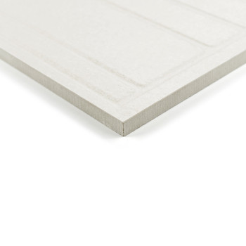 Un azulejo rectangular blanco con bordes biselados yace plano, mostrando una superficie lisa. Está aislado sobre un fondo blanco