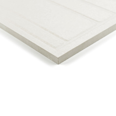 Un azulejo rectangular blanco con bordes biselados yace plano, mostrando una superficie lisa. Está aislado sobre un fondo blanco