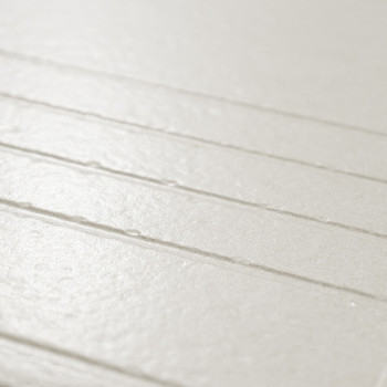 Los azulejos de cerámica presentan sutiles líneas en relieve que se extienden horizontalmente, creando una apariencia texturizad