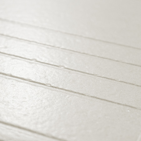 Los azulejos de cerámica presentan sutiles líneas en relieve que se extienden horizontalmente, creando una apariencia texturizad