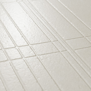 Azulejo beige con un patrón de cuadrícula texturizado, con líneas paralelas y que se cruzan, se asienta sobre una superficie pla