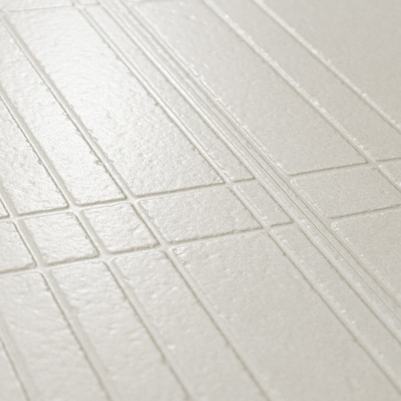 Azulejo beige con un patrón de cuadrícula texturizado, con líneas paralelas y que se cruzan, se asienta sobre una superficie pla