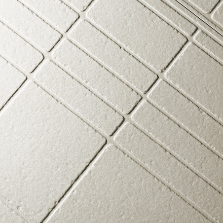 Los azulejos con textura beige forman un patrón de cuadrícula con líneas que se cruzan, creando un diseño geométrico sobre una s