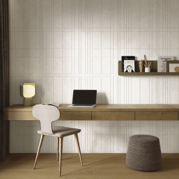 Un espacio de trabajo minimalista cuenta con un escritorio de madera con una computadora portátil, una lámpara y una silla. Arri