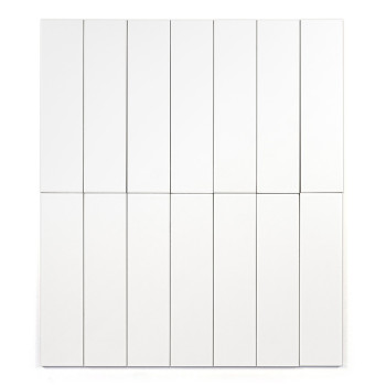 Un carreau blanc uni et rectangulaire repose sur un fond vierge, mettant l’accent sur la simplicité et le minimalisme du design.