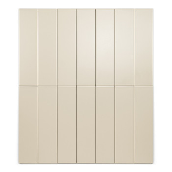 Een rechthoekige, beige tegel staat verticaal tegen een effen witte achtergrond, wat het gladde oppervlak en de uniforme kleur b