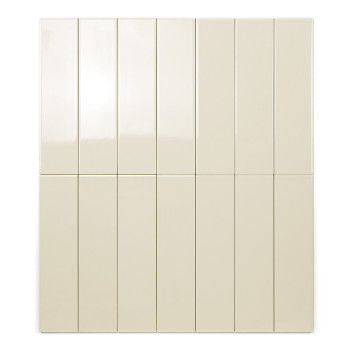 Eine lange, rechteckige beige Fliese ruht vertikal auf einem weißen Hintergrund und zeigt ihre glatte und gleichmäßige Oberfläch