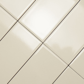 Los azulejos de color crema dispuestos en diagonal forman un patrón de cuadrícula, creando una superficie elegante y reflectante