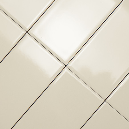 Les carreaux de couleur crème disposés en diagonale forment un motif de grille, créant une surface élégante et réfléchissante, a
