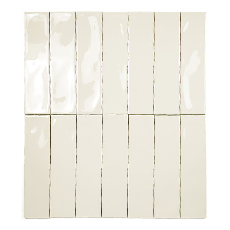 Rechthoekige witte tegels gerangschikt in een rasterpatroon, licht reflecterend licht, waardoor een subtiele glanzende afwerking