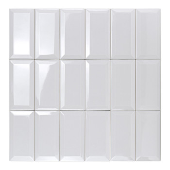 Un azulejo rectangular blanco brillante refleja la luz, enfatizando su superficie lisa, con bordes ligeramente biselados, sobre 