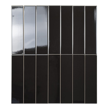 Un carreau noir rectangulaire reflète la lumière, mettant en valeur une finition brillante. Il est isolé sur un fond blanc uni.