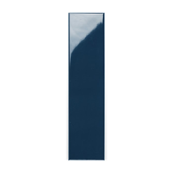 Un carreau rectangulaire bleu marine brillant se dresse verticalement sur un fond blanc, réfléchissant la lumière sur le bord su