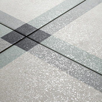 Una superficie de mosaico texturizada muestra bandas translúcidas superpuestas que forman un patrón cruzado. El fondo es gris cl