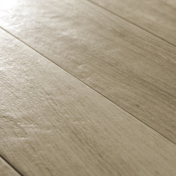 Les carreaux texturés en bois sont posés côte à côte, créant une surface homogène avec un motif de grain naturel dans une palett