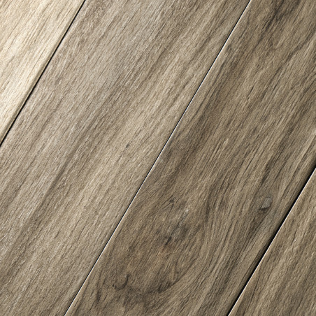 Les planches de bois sont disposées en diagonale et présentent une surface texturée et granuleuse. Le ton est un brun moyen, res