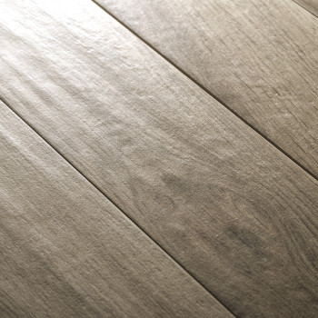 Le carreau présente une texture semblable à celle du bois avec des motifs de grain subtils, alignés en planches, créant un aspec