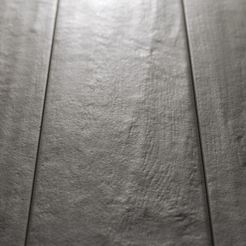 Les carreaux rectangulaires gris sont plats avec une surface texturée subtile, réfléchissant la lumière, ressemblant à un motif 
