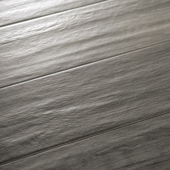 Les planches de carreaux gris se trouvent horizontalement, imitant la texture du grain du bois, créant une apparence réaliste se