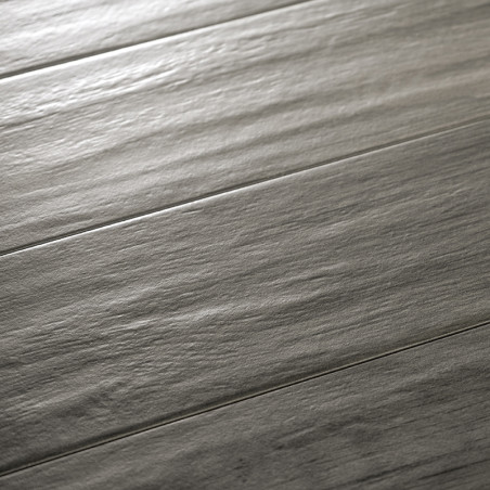 Les planches de carreaux gris se trouvent horizontalement, imitant la texture du grain du bois, créant une apparence réaliste se