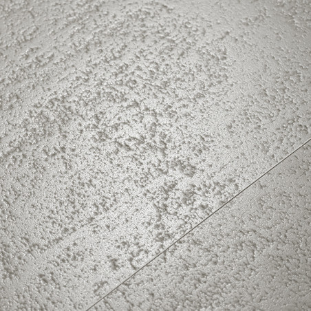 Un azulejo blanco texturizado que presenta un patrón desigual y ligeramente elevado que recuerda al yeso rugoso, en ángulo con u