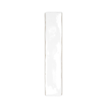 Un azulejo blanco largo, estrecho y rectangular con un acabado brillante, plano sobre un fondo blanco liso.
