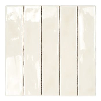 Un azulejo rectangular de color crema brillante se coloca verticalmente y refleja la luz sutilmente, sin texto ni patrones, idea