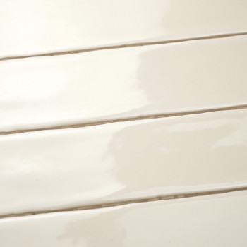 Los azulejos rectangulares brillantes están alineados horizontalmente, creando una superficie elegante y lisa. El color suave y 