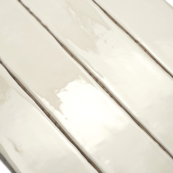 Carreaux rectangulaires brillants de couleur crème alignés verticalement, créant une surface lisse et réfléchissante avec de sub