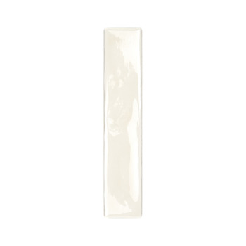 Un carreau rectangulaire crème brillant se dresse verticalement, réfléchissant la lumière subtilement, sans texte ni motif, idéa