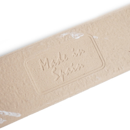Le carreau rectangulaire beige porte le texte « Made in Spain », positionné en diagonale et entouré d'une bordure.