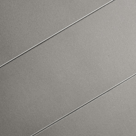 El azulejo gris presenta tres ranuras diagonales paralelas. La superficie lisa y mate sugiere un diseño moderno y minimalista ad