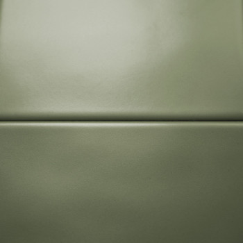 Dos azulejos lisos de color verde mate descansan horizontalmente, separados por una línea de lechada delgada y recta, contra un 