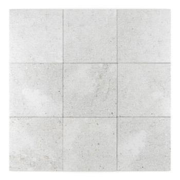 El objeto es una losa de piedra cuadrada, con una superficie moteada y texturizada en tonos grises y beige, sobre un fondo blanc