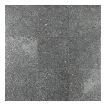 Un carreau carré gris avec une surface texturée semblable à de la pierre. il semble stationnaire et est isolé sur un fond blanc 