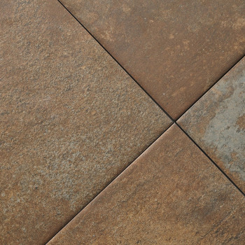 Quatro ladrilhos quadrados texturizados se encontram na diagonal, cada um exibindo tons marrons terrosos com variações sutis, cr