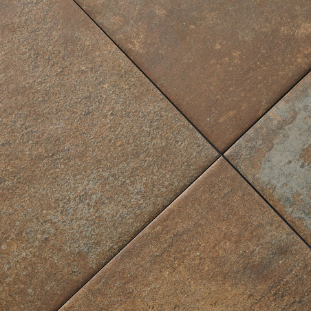 Quatro ladrilhos quadrados texturizados se encontram na diagonal, cada um exibindo tons marrons terrosos com variações sutis, cr